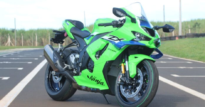 O motor de 998 cc da Ninja ZX-10R despeja até 213 cavalos de potência e 11,7 kgfm de torque, associado ao câmbio manual tipo cassete de 6 marchas / Divulgação