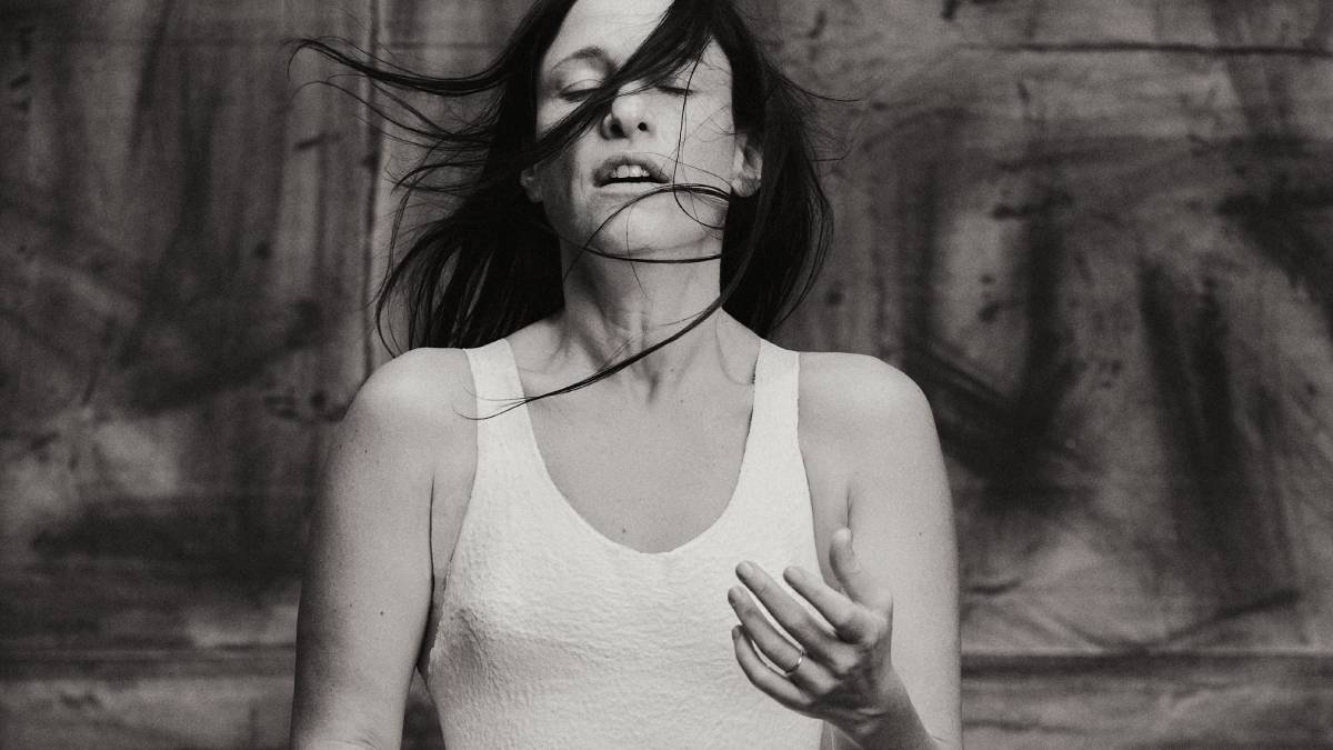 Entre as canções está “Saber”, parceria vocal com a artista norte-americana Laurie Anderson, que interpreta versos em inglês sobre a poesia de Ana Hatherly (1929-2015)