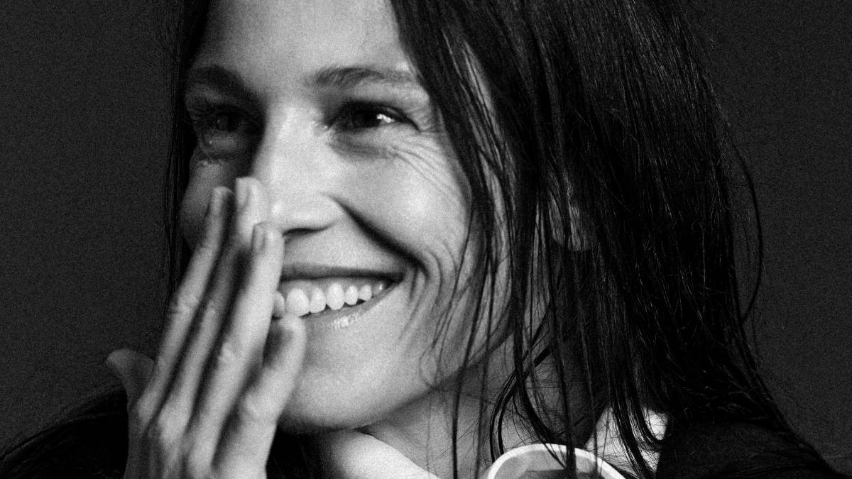 Já “Sofrendo da alma”, construída a partir de versos de Amália Rodrigues, aproxima novamente a artista das referências que formam a base do fado