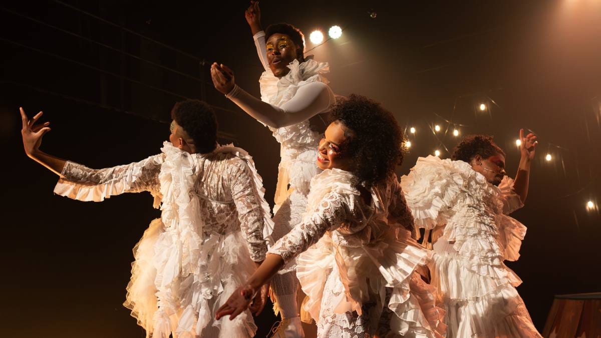 Em curta temporada, com sessões às terças-feiras e ingressos à venda pela Sympla, o musical vai além da reconstituição biográfica do primeiro palhaço negro do Brasil. Foto: Edgar Machado