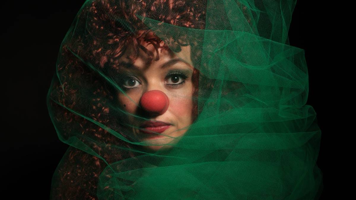 Entre situações absurdas, fracassos e momentos de comicidade, ela revela medos, desejos e contradições que aproximam o público de uma questão universal: como aprendemos a dizer adeus?