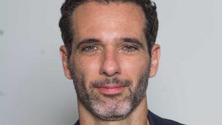 Aos 48 anos e com mais de três décadas de carreira, Mouhamed Harfouch vive uma fase de reencontro com a própria história. No teatro, o ator escreve, produz e protagoniza 'Meu Remédio'. Foto: Sergio Baia