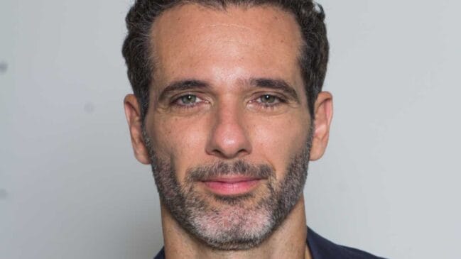 Aos 48 anos e com mais de três décadas de carreira, Mouhamed Harfouch vive uma fase de reencontro com a própria história. No teatro, o ator escreve, produz e protagoniza 'Meu Remédio'. Foto: Sergio Baia