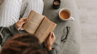 Pessoa lendo livro (Foto_ Vlada Karpovich_Pexels)