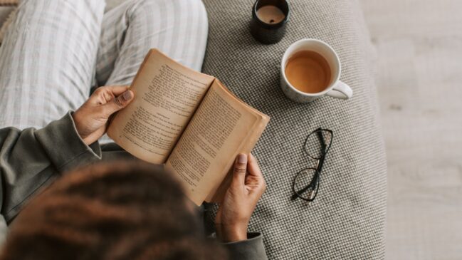 Pessoa lendo livro (Foto_ Vlada Karpovich_Pexels)