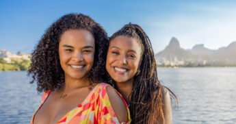 Bela (Sheron Menezzes) e Juli (Lucy Ramos) são melhores amigas / Divulgação Globo/ Fábio Rocha