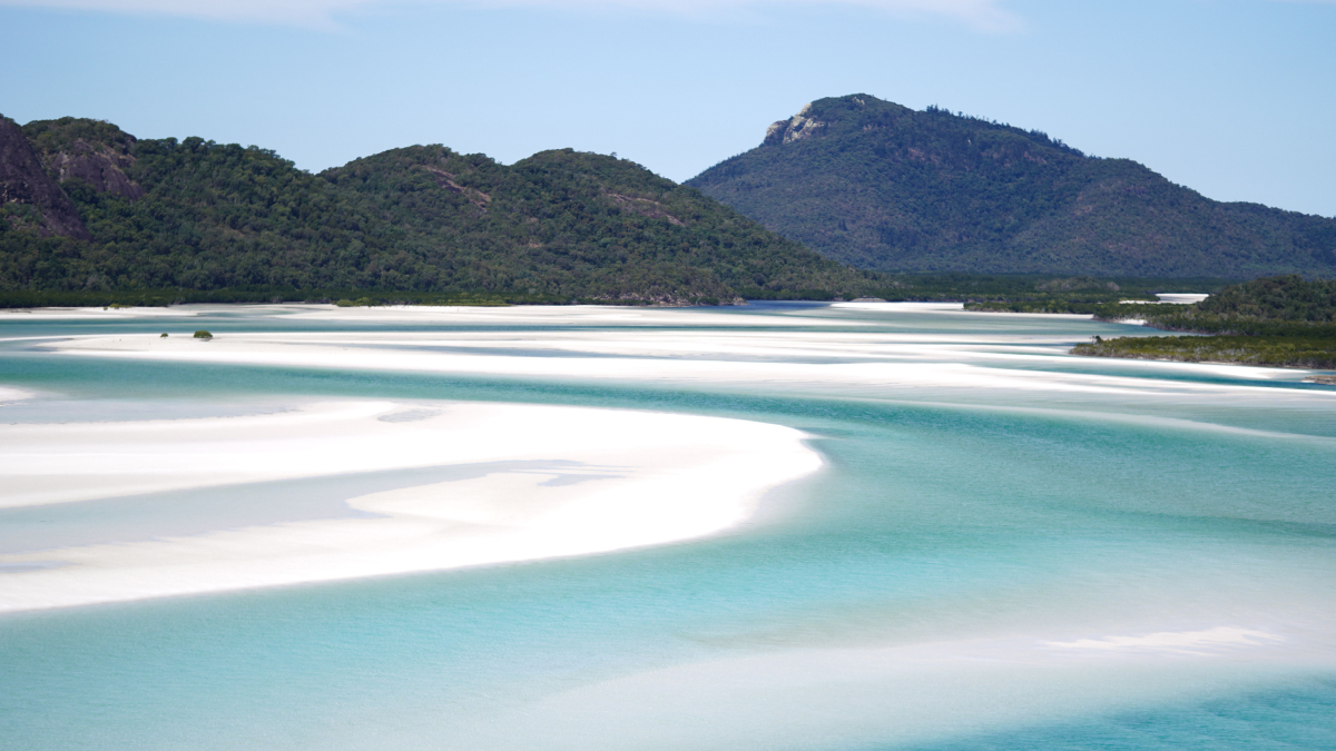 Whitehaven Beach, na Austrália, é conhecida pela areia branca composta por sílica quase pura e pelo mar em diferentes tons de azul (Foto: Paul Pulimoottil/ Pexels)