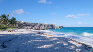 Bottom Bay, em Barbados, encanta pelas falésias, coqueiros e águas cristalinas que formam um dos cenários mais bonitos do Caribe (Reprodução: Out & About Barbados/ YouTube)