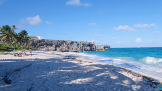Bottom Bay, em Barbados, encanta pelas falésias, coqueiros e águas cristalinas que formam um dos cenários mais bonitos do Caribe (Reprodução: Out & About Barbados/ YouTube)