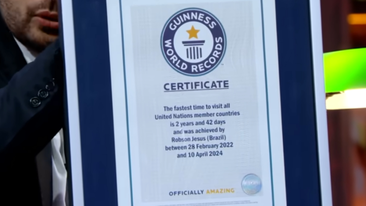 O criador de conteúdo Robson Jesus percorreu os cinco continentes e conquistou um lugar no Guinness World Records (Reprodução: The noite com Danilo Gentilli/ YouTube)