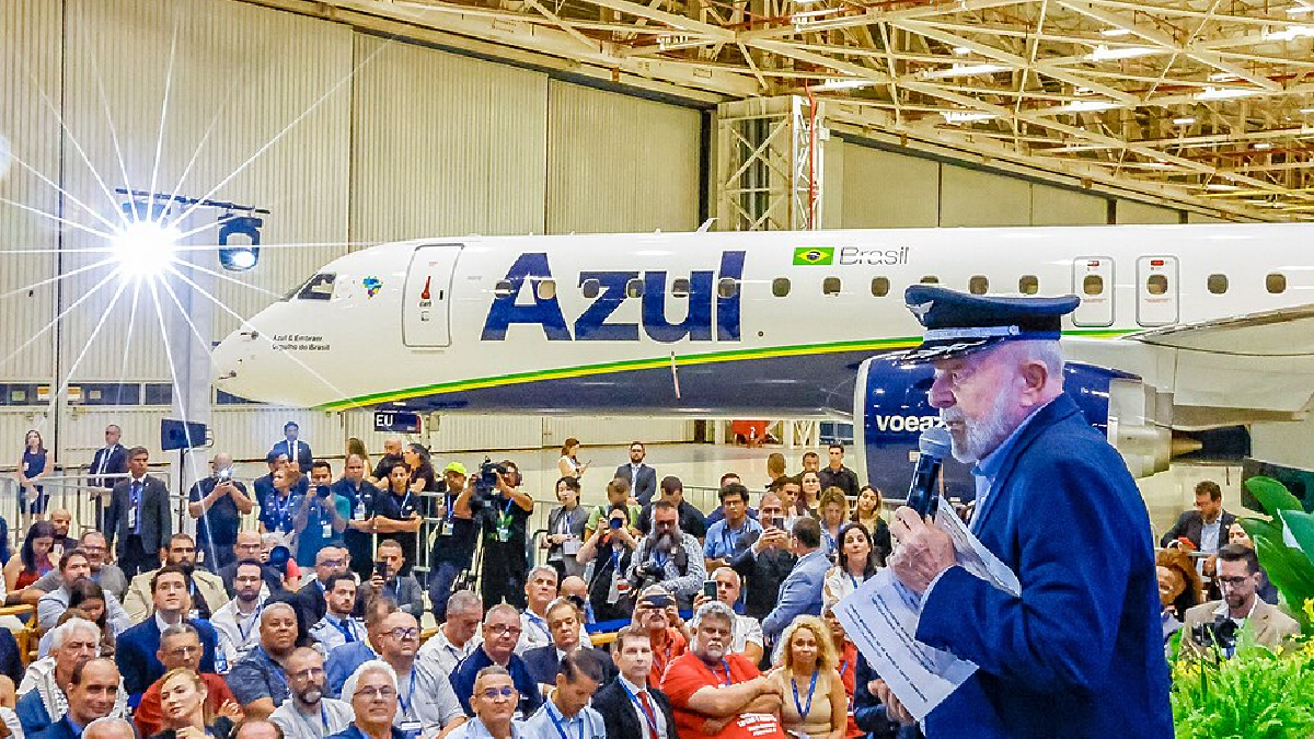 O presidente Luiz Inácio Lula da Silva durante visita às instalações da Embraer, em São José dos Campos (Foto: Ricardo Stuckert/ Wikimedia Commons)