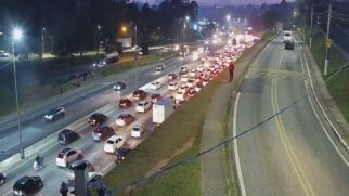 Trânsito na Raposo Tavares com congestionamento no sentido capital durante a manhã desta quinta.