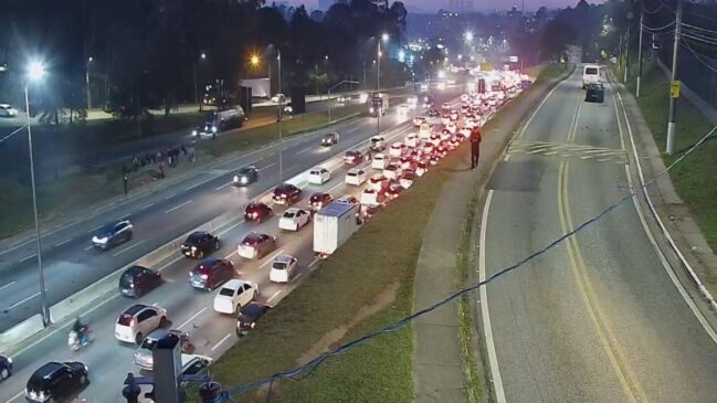 Trânsito na Raposo Tavares com congestionamento no sentido capital durante a manhã desta quinta.