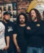 30 anos de rock, 5 episódios e uma história marcada por sucessos e polêmicas: como os Raimundos se tornaram um fenômeno nacional