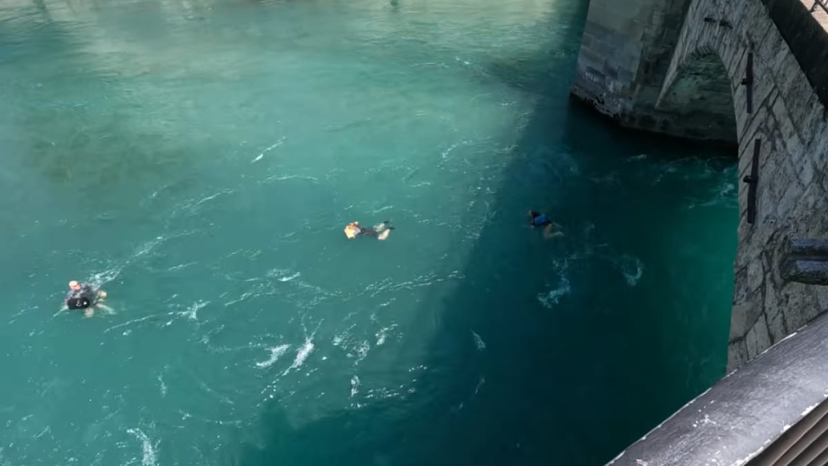 No verão suíço, o rio Aar se transforma em uma alternativa inusitada de lazer e deslocamento para moradores de Berna (Reprodução: People Watching/ YouTube)