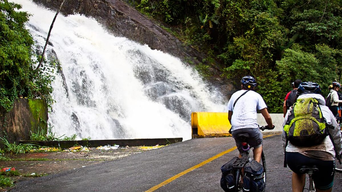 Trechos da Rota Márcia Prado oferecem ao ciclista contato com a Serra do Mar e paisagens naturais (Foto: Sergio Gonzalo Cuellar Mansilla/ Wikimedia Commons)