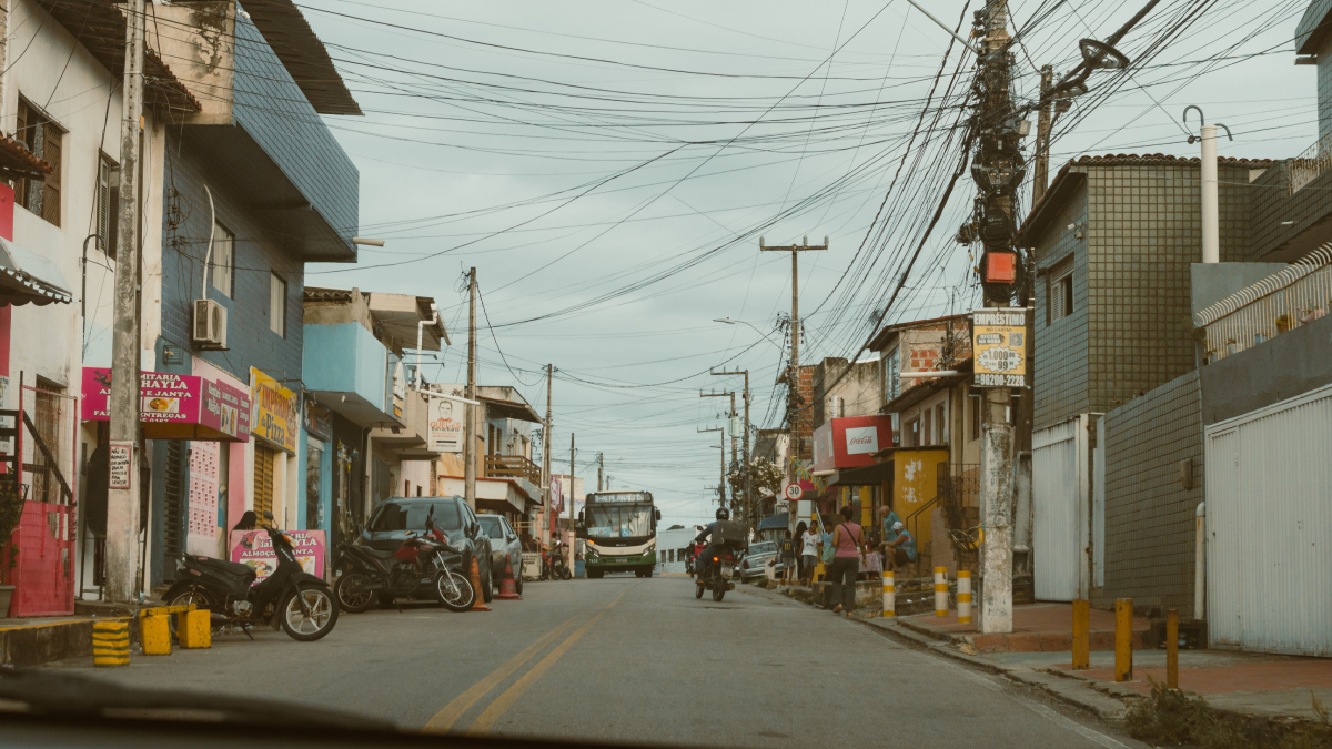 Sinalização no centro da estrada orienta motoristas sobre os limites para ultrapassagens em diferentes trechos (Foto: Ivett M/ Pexels)