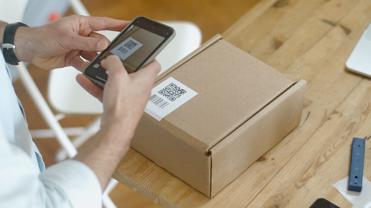 Celular pode funcionar como nível digital, bússola, lanterna, lupa e scanner de documentos (Foto: Kampus Production/ Pexels)