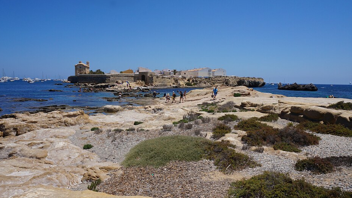 Localizada no litoral de Alicante, Tabarca reúne patrimônio histórico, reserva marinha e uma população fixa de aproximadamente 50 habitantes (Foto: Jorge Sanz/ Wikimedia Commons)