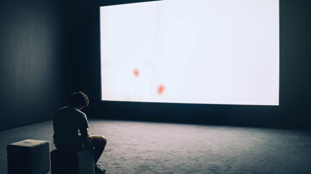 Projetor compacto fica próximo à parede e transforma a superfície em uma grande tela para filmes, séries, esportes e games (Foto: Adrien Olichon/ Pexels)