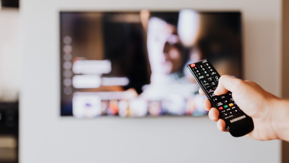 Telas específicas, como as de tecnologia ALR e CLR, podem melhorar a experiência com TVs a laser em ambientes iluminados (Foto: kaboompics/ Pexels)