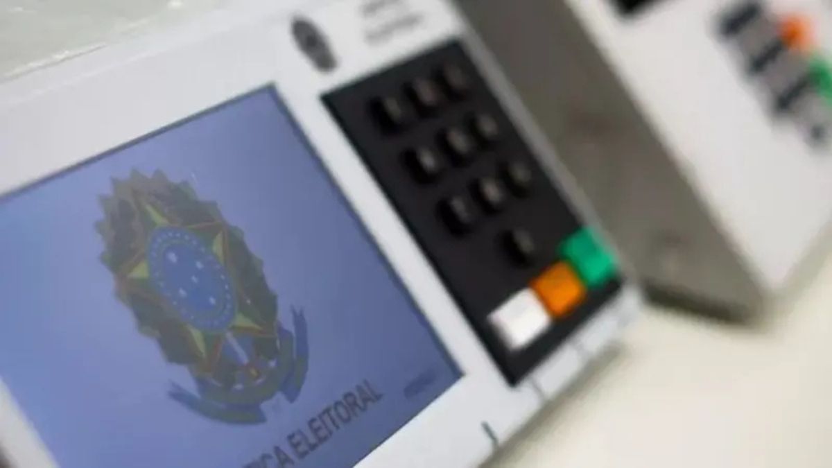 Ilustração sobre o Fundo Eleitoral 2026 com urna eletrônica e valor de R$ 4,96 bilhões.