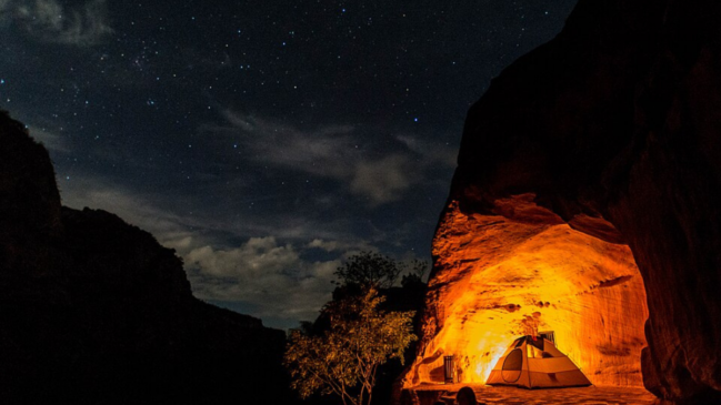 Destino ainda pouco explorado pelo turismo de massa surpreende com paredões esculpidos pela natureza, pinturas rupestres e um céu perfeito para observar estrelas (Foto: Eduardo Kenji / Wikimedia Commons)