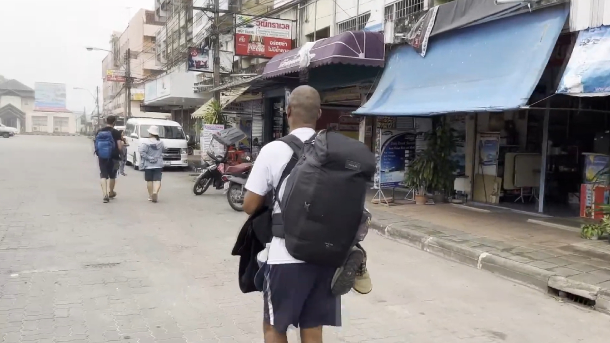 A expedição de Robson Jesus começou na Tailândia e terminou em São Paulo, após dois anos de viagens ininterruptas (Reprodução: O NEGO VAI LONGE/ YouTube)