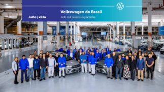 Funcionários da fábrica da Volkswagen comemoram 400 mil unidades exportadas da Saveiro