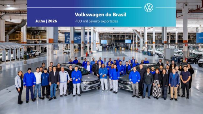 Funcionários da fábrica da Volkswagen comemoram 400 mil unidades exportadas da Saveiro