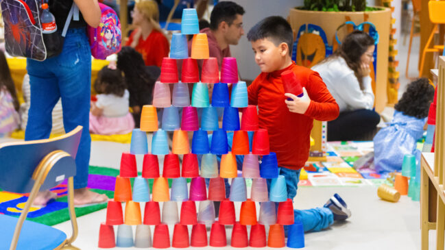 Brincadeiras, oficinas e jogos de tabuleiro integram a programação dominical voltada à convivência entre pais e filhos (Foto: Divulgação)