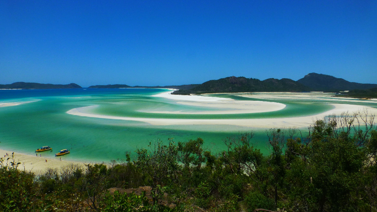 Localizada nas Ilhas Whitsunday, Whitehaven Beach impressiona pelo contraste entre sua areia branca e o mar cristalino da costa australiana (Foto: Ilaria Calamita/ Pexels)