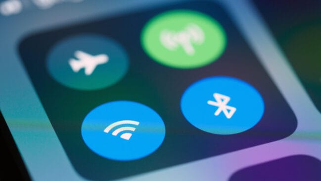 Smartphone reúne sensores e recursos que permitem substituir algumas ferramentas usadas no dia a dia (Foto: Brett Jordan/ Pexels)