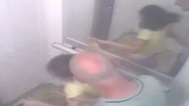 A menina recebeu atendimento após a ocorrência e, segundo a polícia, não apresentava lesões.