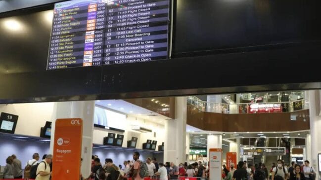 Equipes trabalharam na retirada da aeronave da área gramada após a ocorrência durante o pouso.