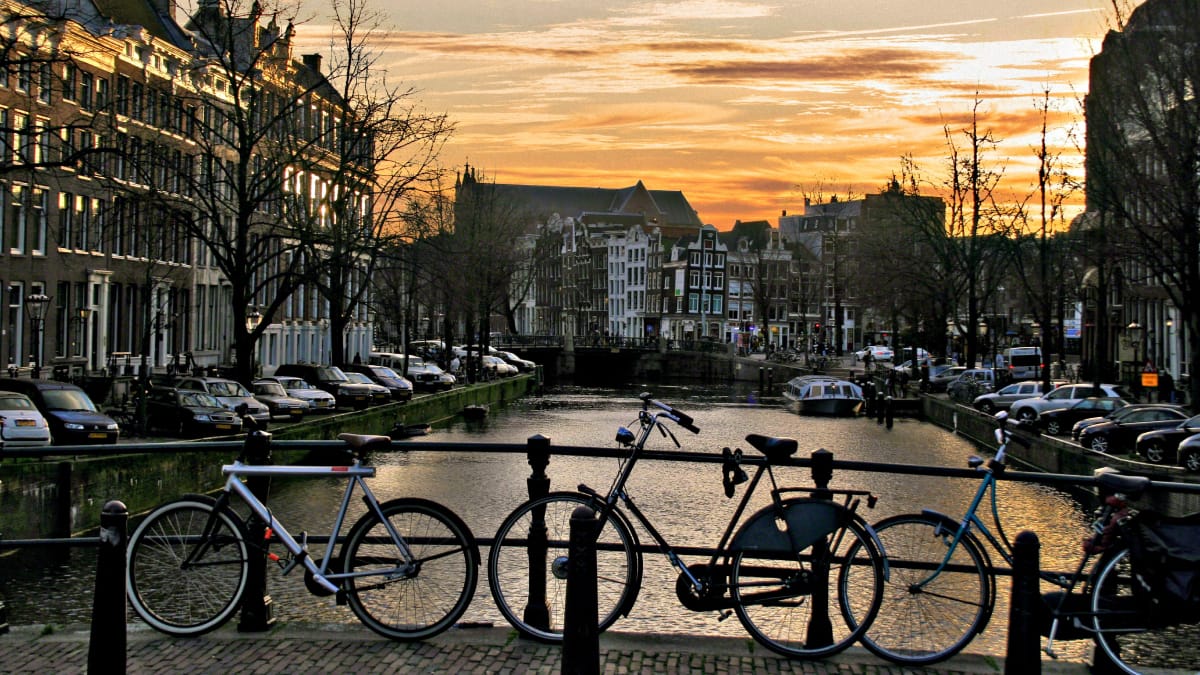 Amsterdã é uma das cidades mais conhecidas mundialmente pela cultura do ciclismo e pela extensa rede para bicicletas (Foto: Carmen Dominguez/ Pexels)