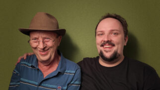 Daniel Sartório e o pai, Celso, dividem o palco em um espetáculo que transforma humor, afeto e memória em uma emocionante homenagem (Foto: Divulgação)