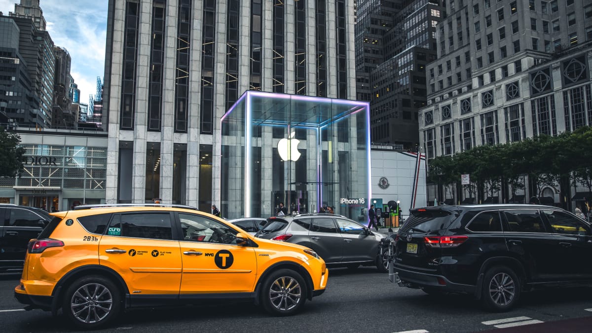 Novo modelo da Apple deve apostar em formato dobrável para ampliar a tela sem aumentar o tamanho do aparelho (Foto: Louis/ Pexels)