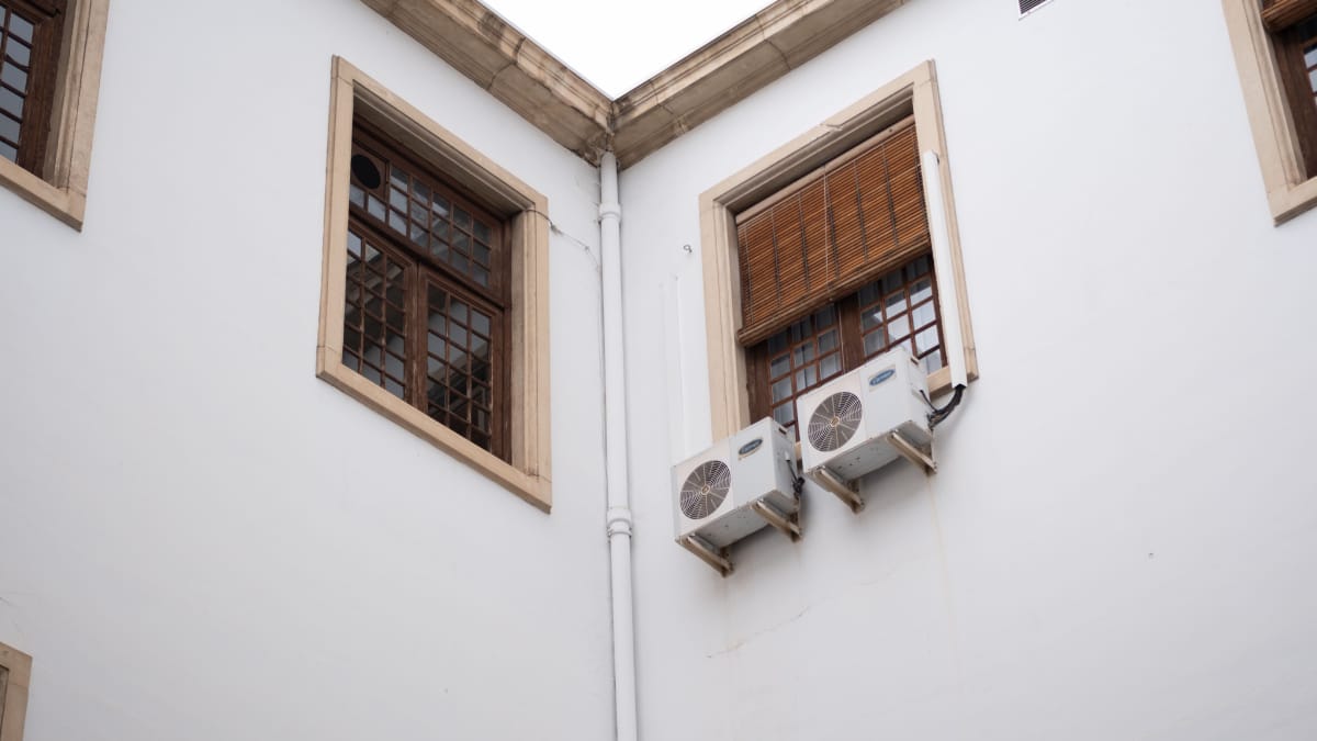 Tecnologia espanhola explora a chamada janela atmosférica para liberar calor da superfície diretamente para o espaço (Foto: Ramon Karolan/ Pexels)