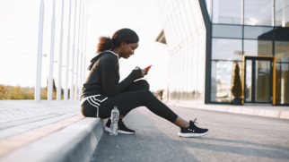 O universo esportivo passou a influenciar não apenas a moda, mas também a maneira como roupas e calçados são desenvolvidos (Foto: Pexels)
