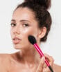 Adeus, blush rosa: conheça a tendência de maquiagem anti-blush e aprenda o passo a passo para ter uma pele com acabamento natural e chique