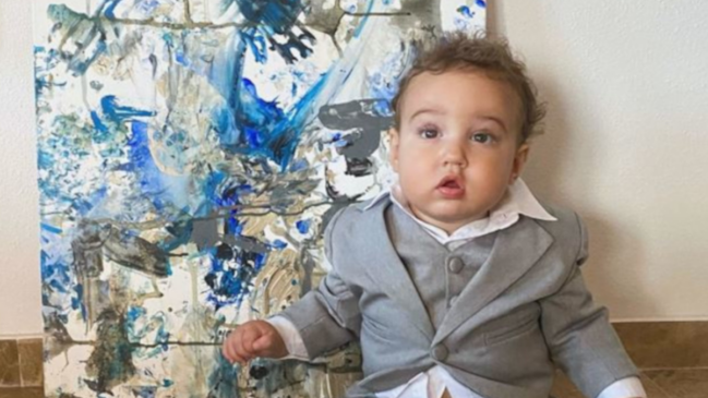 Aos 10 meses, John Christian recebeu o título de artista masculino mais jovem do mundo, após transformar uma brincadeira em pinturas reconhecidas (Foto: Reprodução / Guinness World Record)