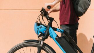 Novas regras definem a velocidade permitida para bicicletas elétricas e patinetes em diferentes espaços da capital.