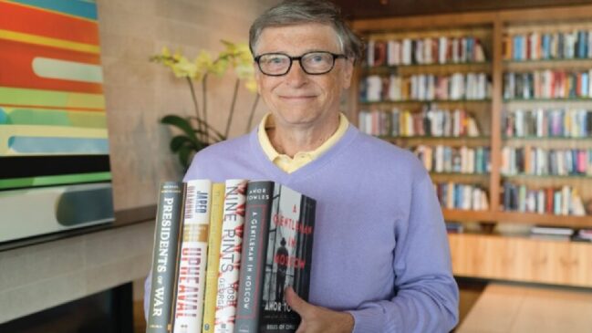 Bill Gates com livros