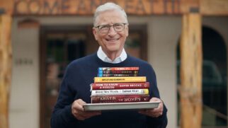 Bill Gates com livros