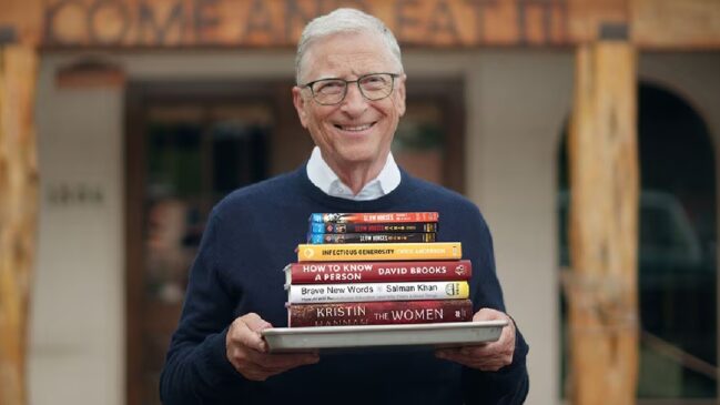 Bill Gates com livros