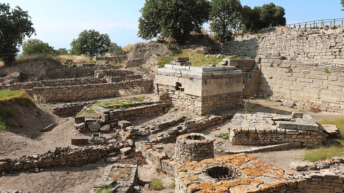 Durante séculos, Troia ficou entre história e lenda. Suas ruínas na Turquia deram dimensão arqueológica ao cenário da Ilíada (Foto: Ebru Sargın L. / Wikimedia Commons)