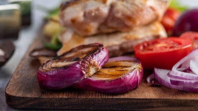 O método aproveita a umidade do vegetal e o calor residual para facilitar a remoção de restos que ficaram presos no metal.