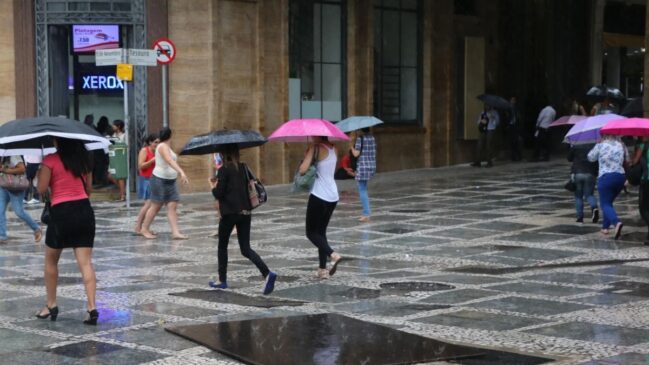 A combinação de calor e umidade favorece a formação de chuva e trovoadas na capital.