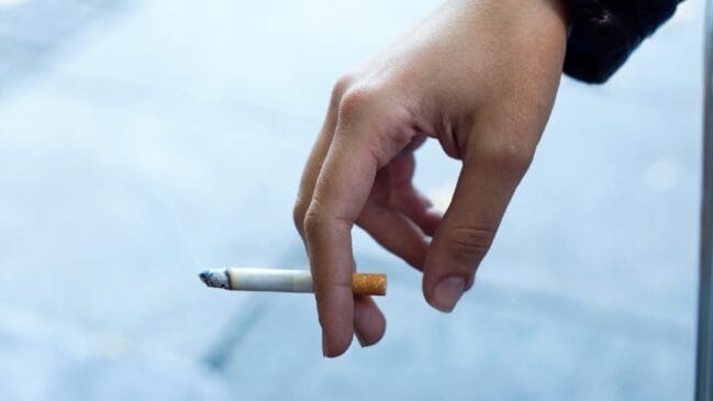 Cigarro na mão
